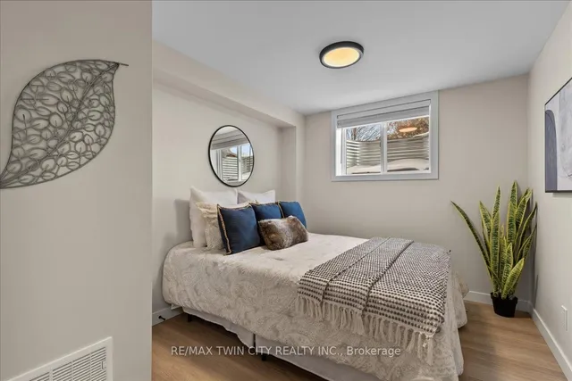 Additional image 7 of 2 Pipers Green Crt