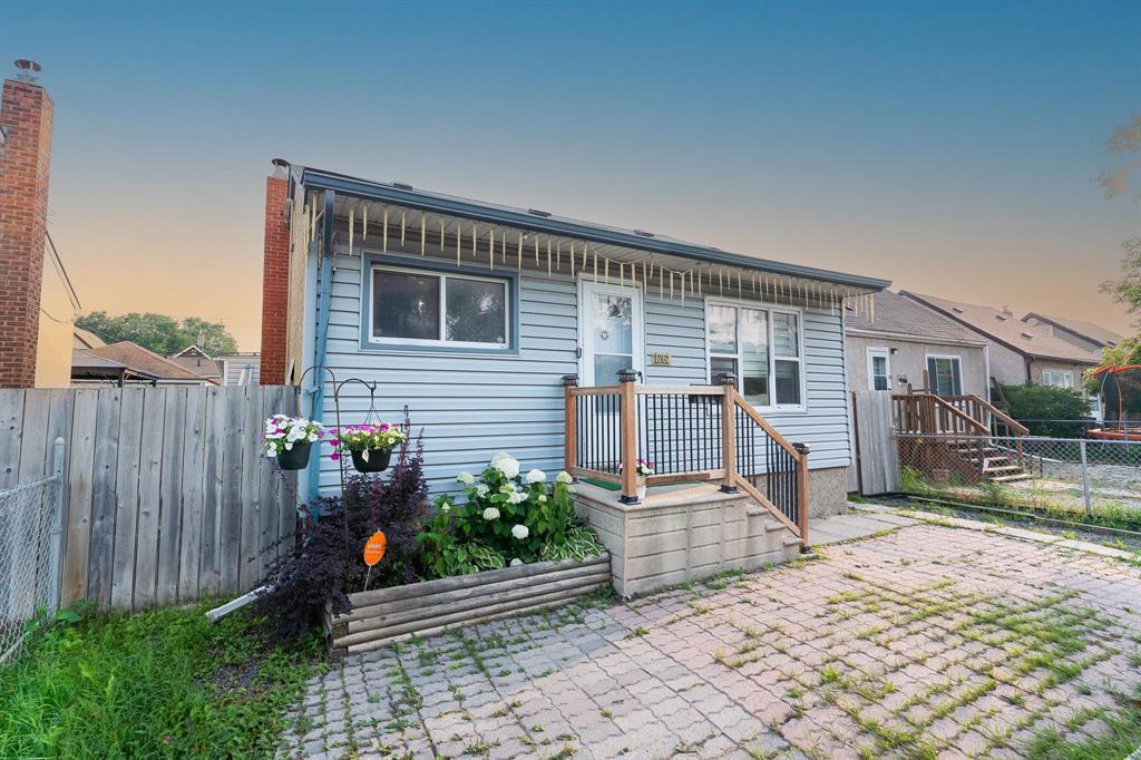 1262 Logan Avenue|Winnipeg, Manitoba R3E1R3
