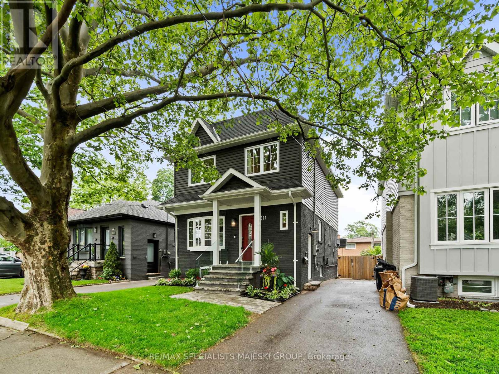 211 ALDERBRAE AVENUE|Toronto (Alderwood), Ontario M8W4K4