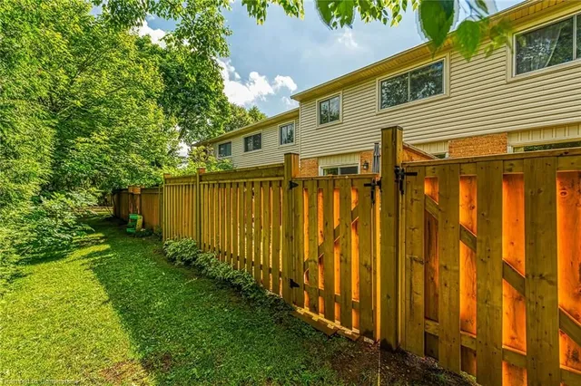 Additional image 39 of 1550 Newlands Cres Unit 11