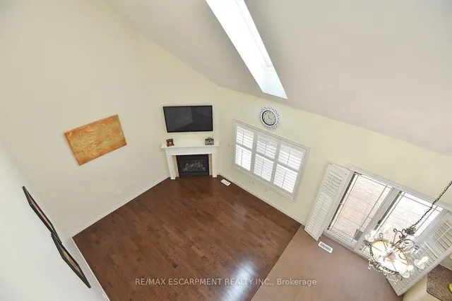 Additional image 33 of 8 Valiant Circ