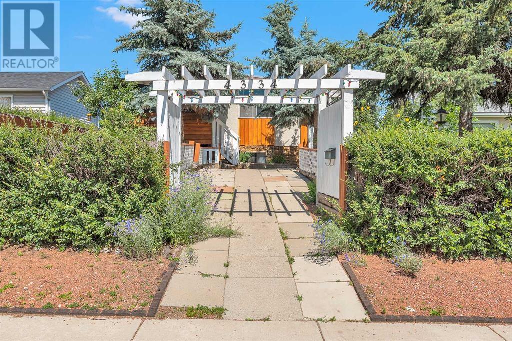 4334 70 Street NW|Calgary, Alberta T3B2K5