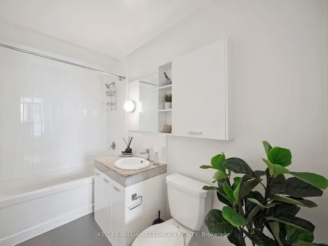 房产图片 13 - 29 Singer Crt 单元 2703