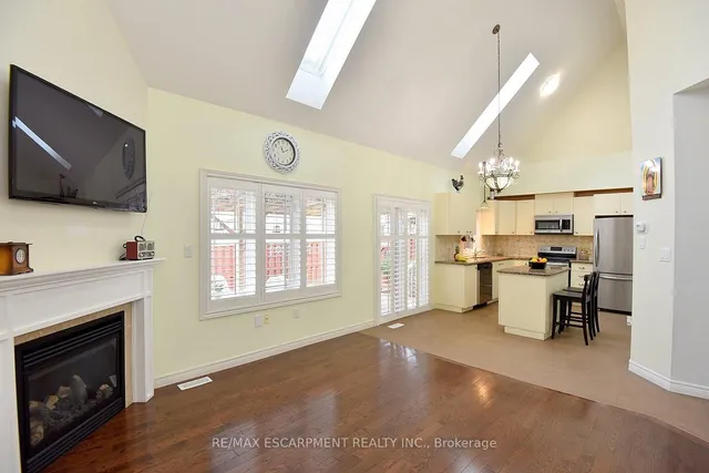 Additional image 6 of 8 Valiant Circ