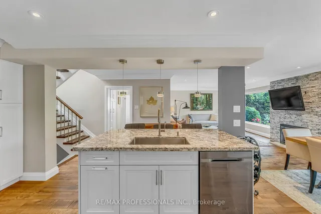 Additional image 20 of 53 Decarie Circ