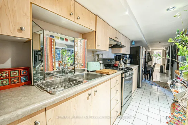 Additional image 35 of 914 Dovercourt Rd