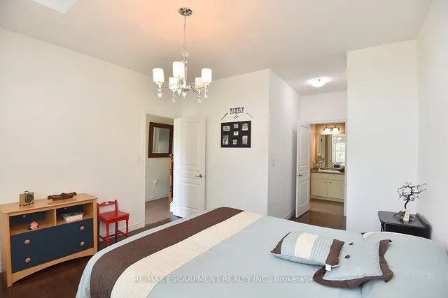 Additional image 25 of 8 Valiant Circ