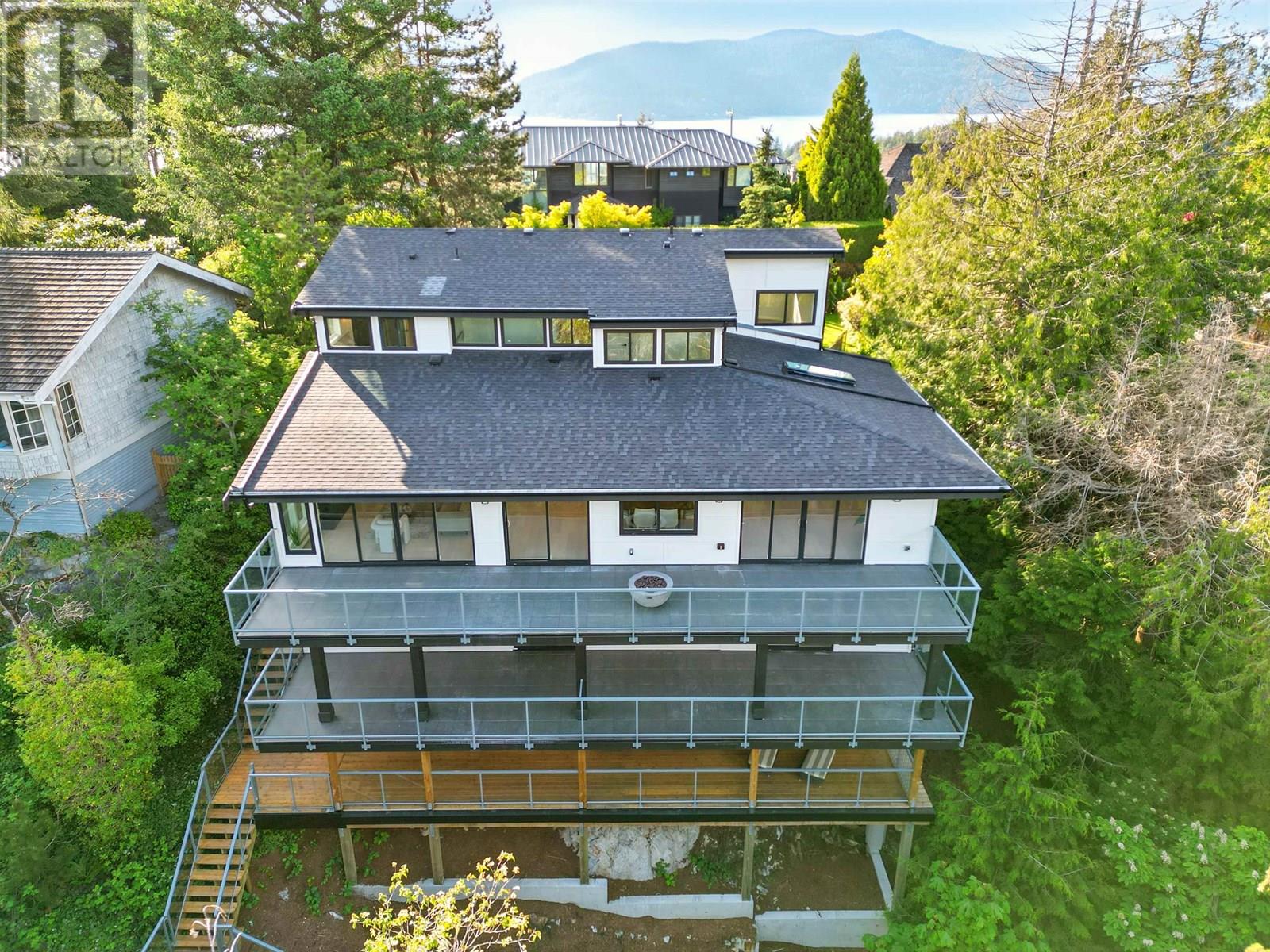 6230 SUMMIT AVENUE|West Vancouver, British Columbia V7W1Y2