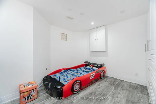 Additional image 38 of 58 Frontenac Cres