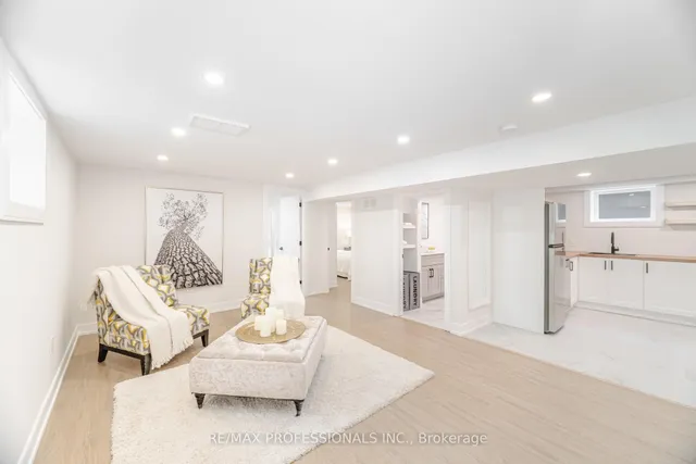 Additional image 36 of 4 Lloyd Manor Rd