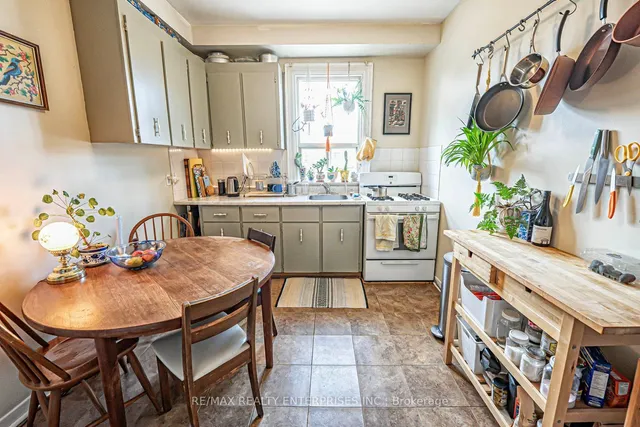 Additional image 16 of 914 Dovercourt Rd