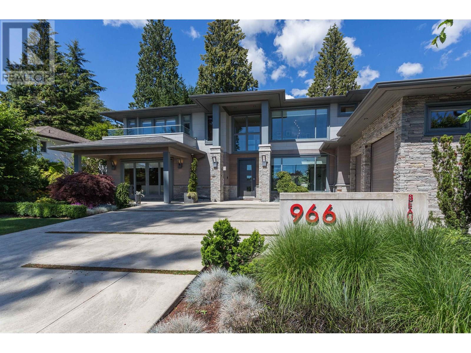 966 BEAUMONT DRIVE|North Vancouver, British Columbia V7R1P6