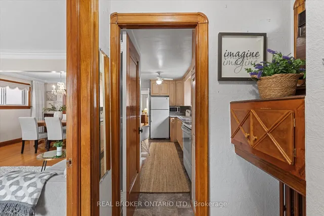 Additional image 15 of 882 Coxwell Ave