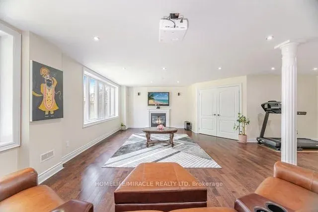 Additional image 40 of 2373 Rideau Dr