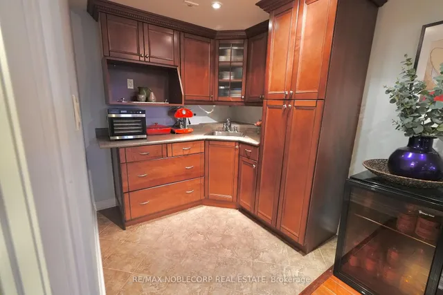 Additional image 32 of D-17 Overlea Blvd