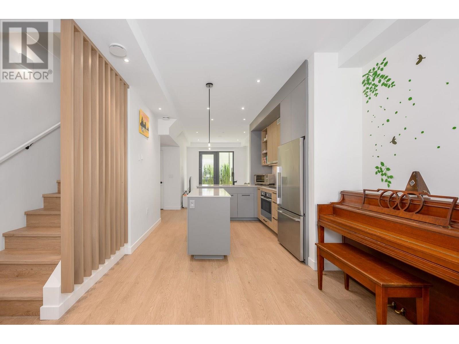 203 606 FOSTER AVENUE|Coquitlam, British Columbia V3J0L5