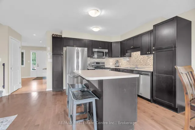 Additional image 16 of 939 Zeller Cres