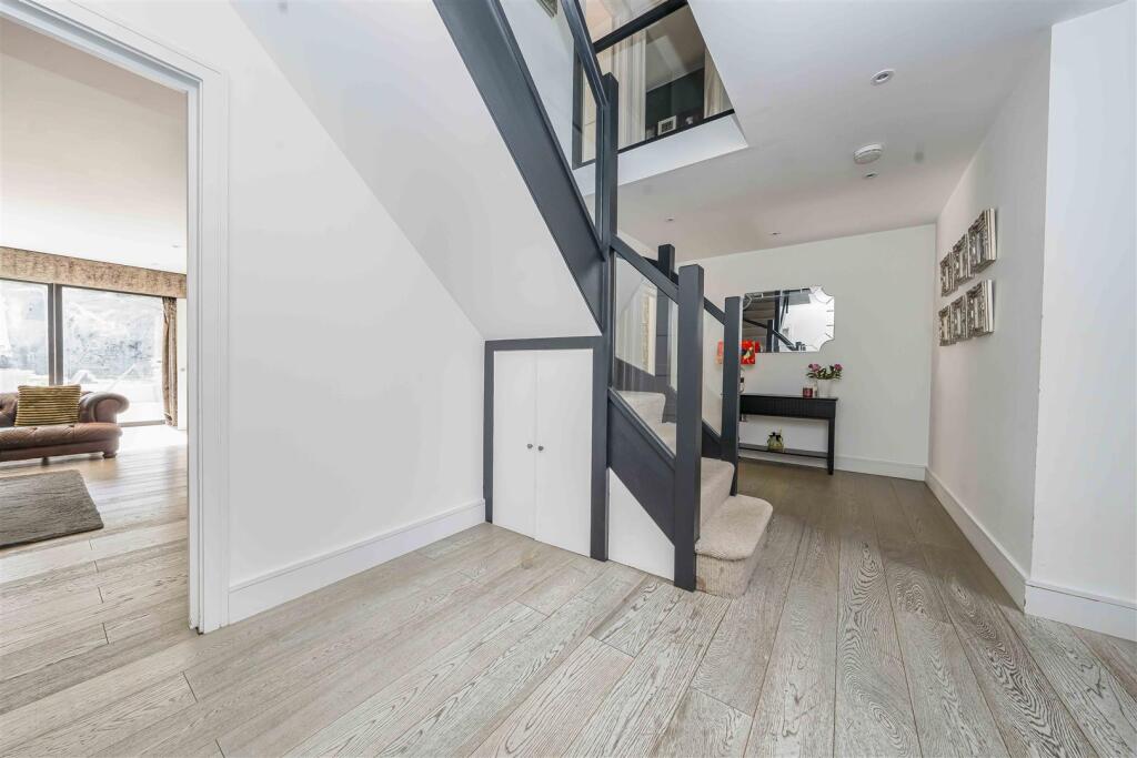 Additional image 23 of Bucknalls Drive, Bricket Wood, St. Albans