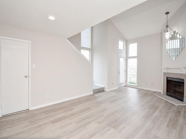 10855 Meadowglen Ln APT 721, Houston, TX 77042