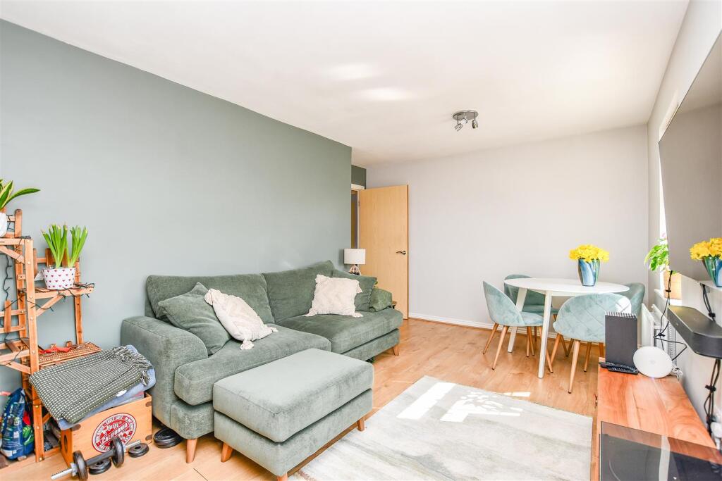 Additional image 10 of 2 Avian Avenue, Frogmore, St. Albans