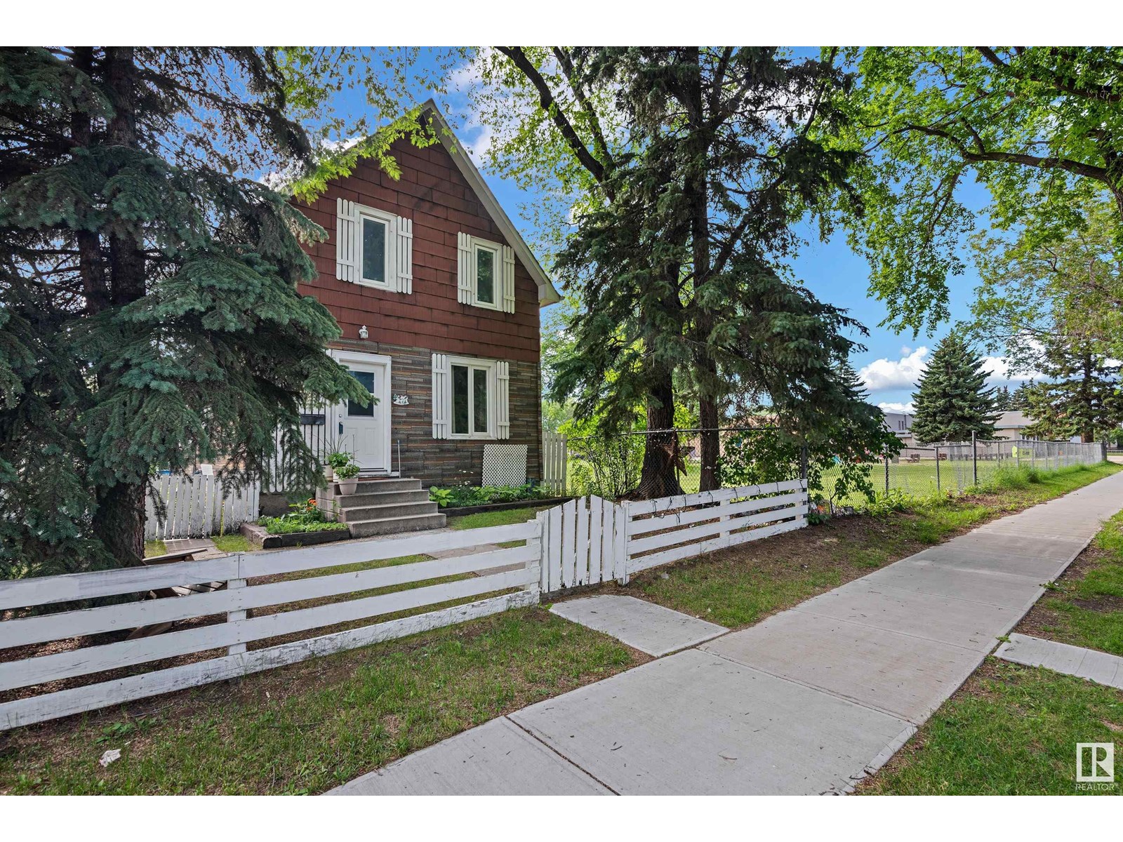 12022 95A ST NW|Edmonton, Alberta T5G1R7