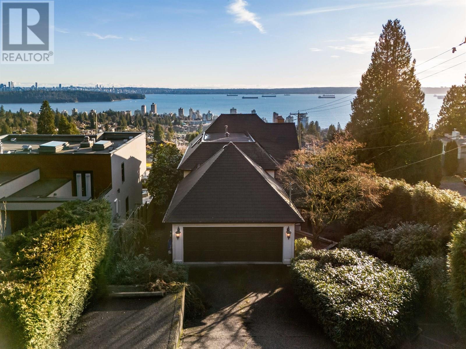 2198 ROSEBERY AVENUE|West Vancouver, British Columbia V7V2Z7