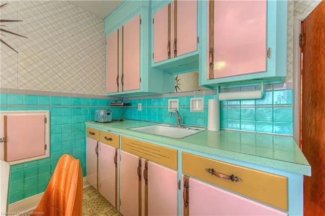 Additional image 10 of 48 Englewood Pl