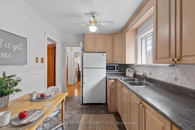 Additional image 18 of 882 Coxwell Ave