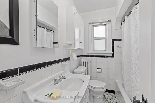 Additional image 32 of 882 Coxwell Ave