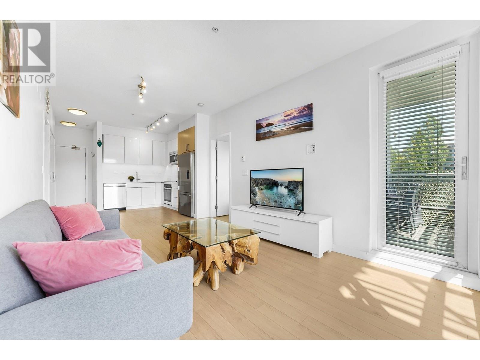 211 1621 HAMILTON AVENUE|North Vancouver, British Columbia V7P0B6