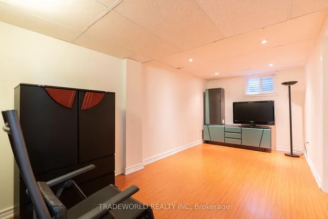 Additional image 38 of 18 Carl Cres