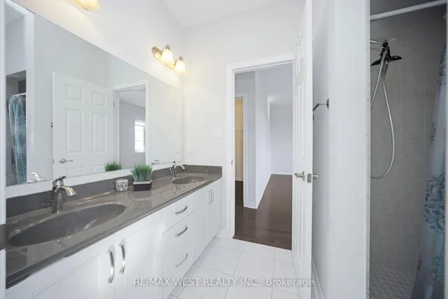 房产图片 38 - 198 Jessie Caverhill Pass