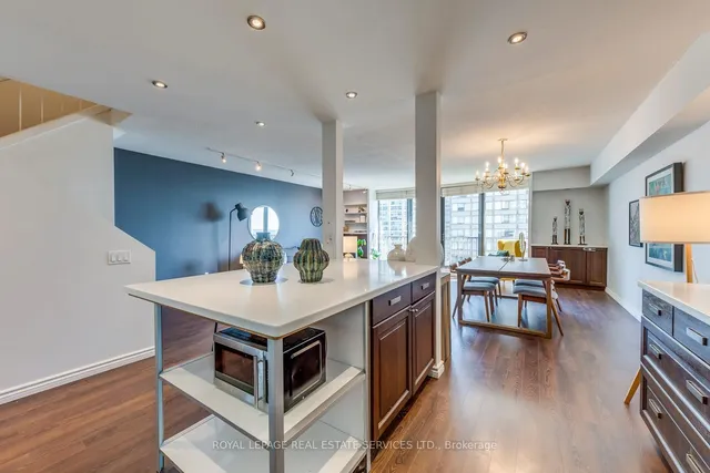 Additional image 32 of 33 Harbour Sq Unit 1032