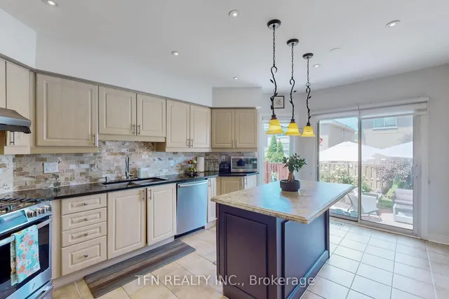 Additional image 12 of 851 Clemens Cres