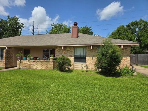 3902 Quiet Place Dr, Houston, TX 77082