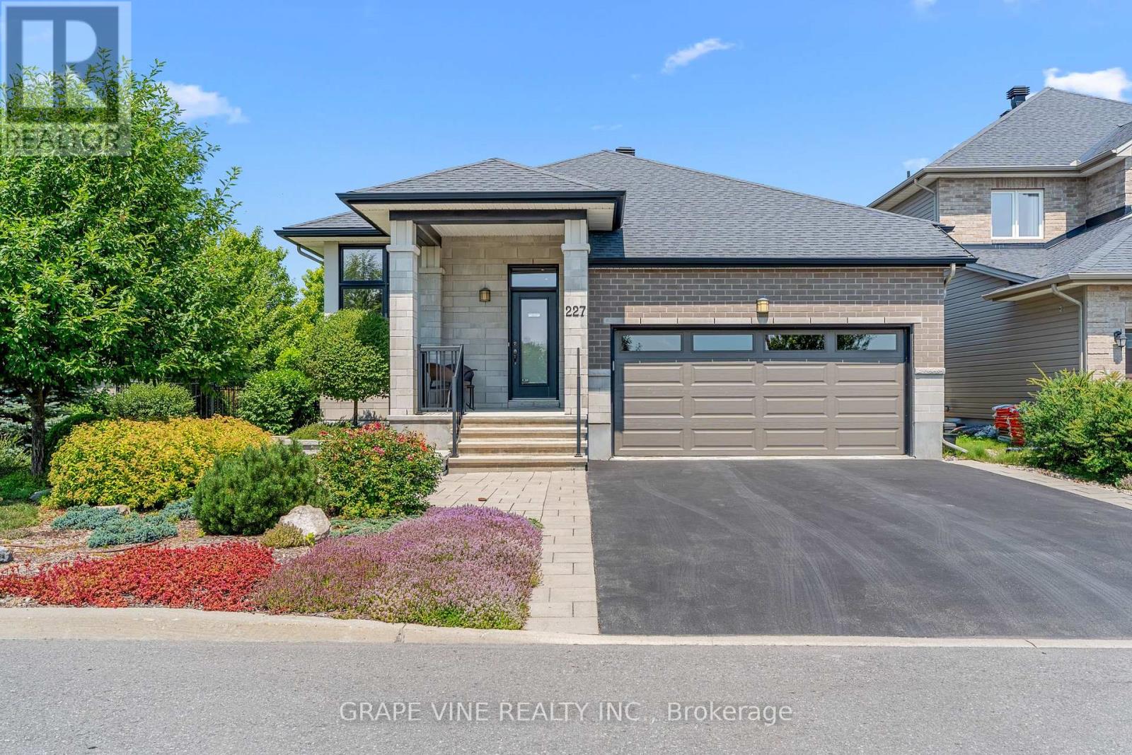 227 SUNNYRIDGE CRESCENT|Ottawa, Ontario K2M0H2