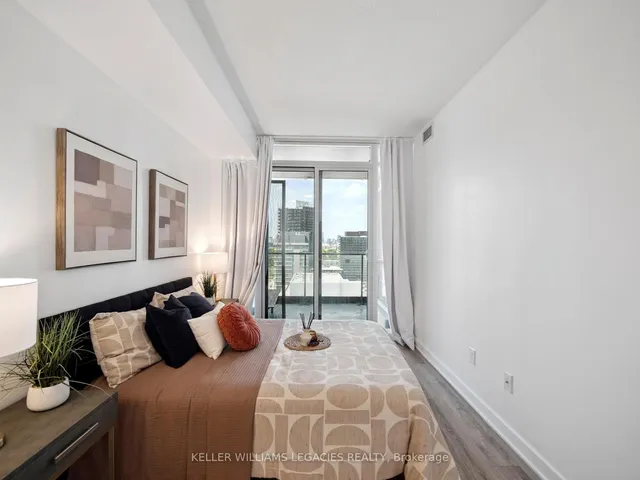 房产图片 10 - 29 Singer Crt 单元 2703