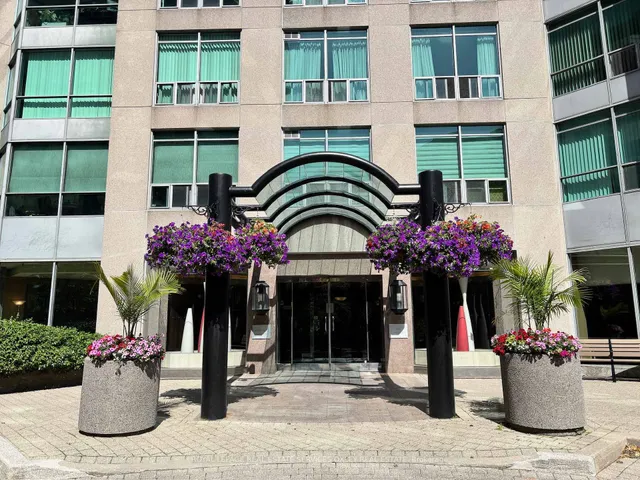 Additional image 4 of 942 Yonge St Unit 806