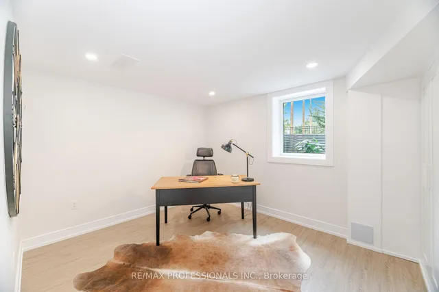 Additional image 39 of 4 Lloyd Manor Rd