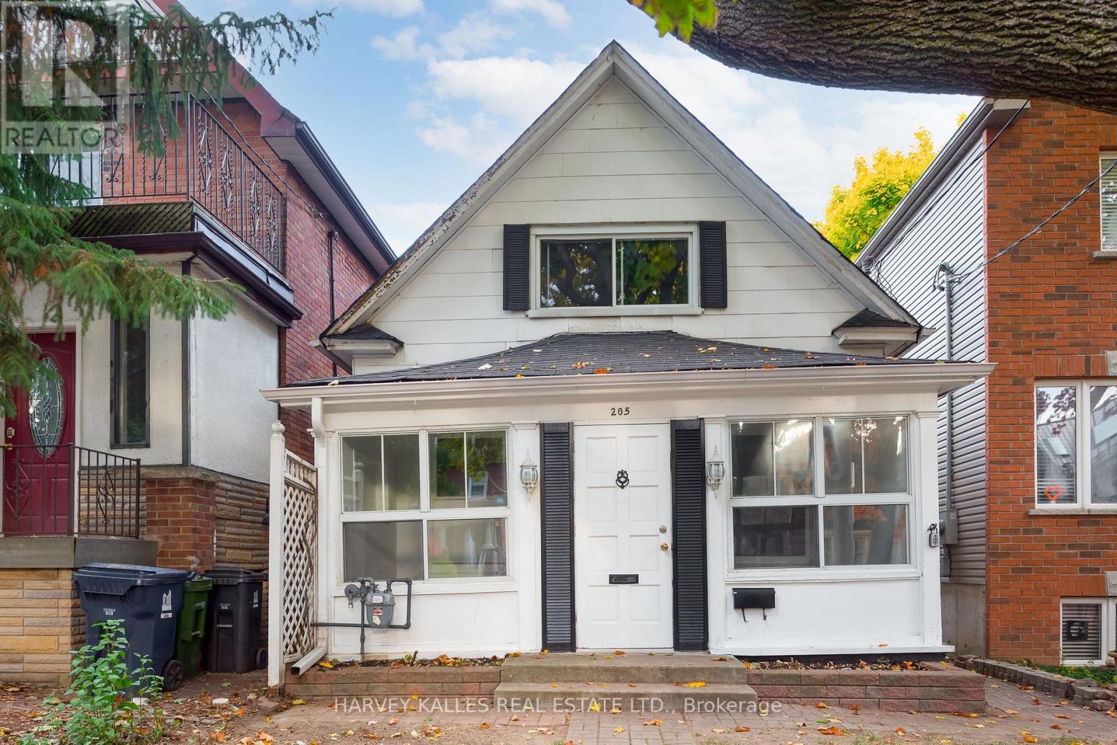 205 WYCHWOOD AVENUE|Toronto (Wychwood), Ontario M6C2T5