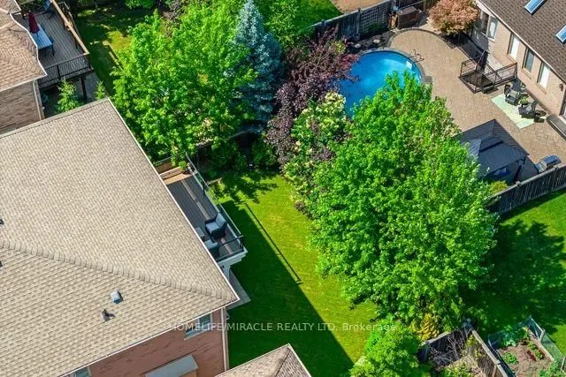 Additional image 50 of 2373 Rideau Dr