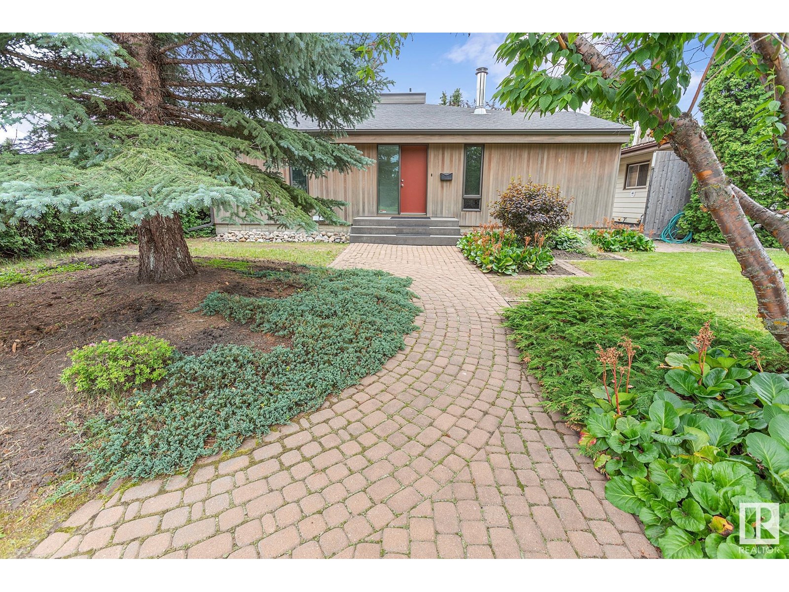 8307 73 AV NW|Edmonton, Alberta T6C0E1