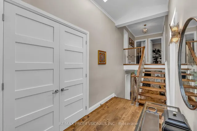 Additional image 22 of 53 Decarie Circ