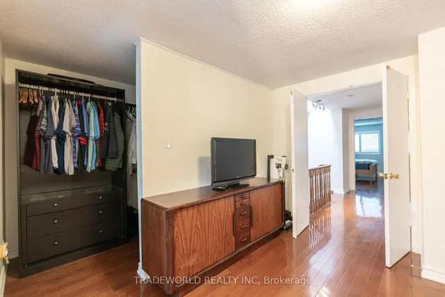 Additional image 23 of 18 Carl Cres