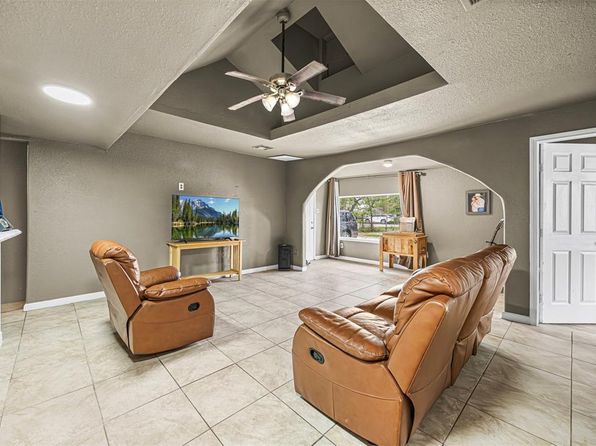 12910 Green River Dr, Houston, TX 77044
