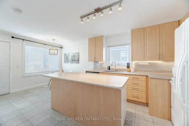 Additional image 7 of 18 Adanac Dr