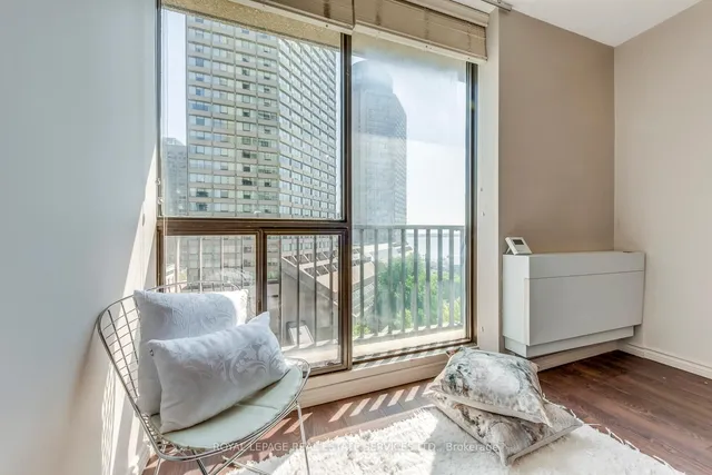 Additional image 39 of 33 Harbour Sq Unit 1032