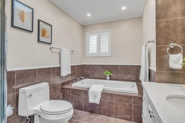 Additional image 29 of 53 Decarie Circ