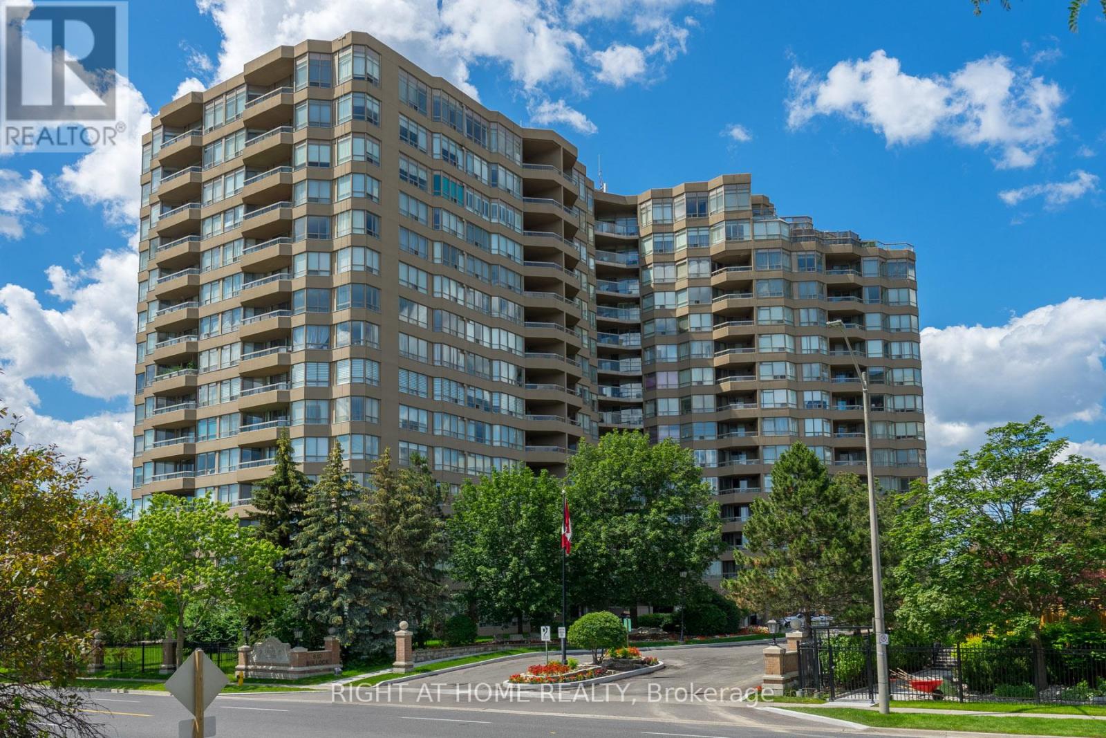 1017 - 610 BULLOCK DRIVE|Markham (Markville), Ontario L3R0G1