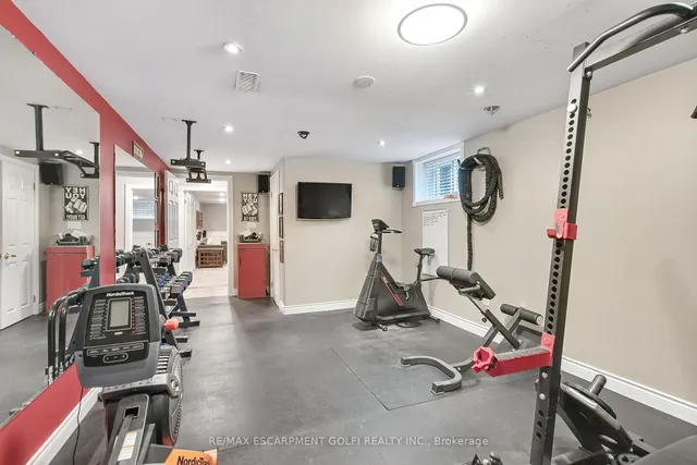 Additional image 29 of 31 Valecrest Ave